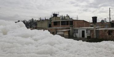 Habitantes de Mosquera afectados por espuma del rio contaminado
